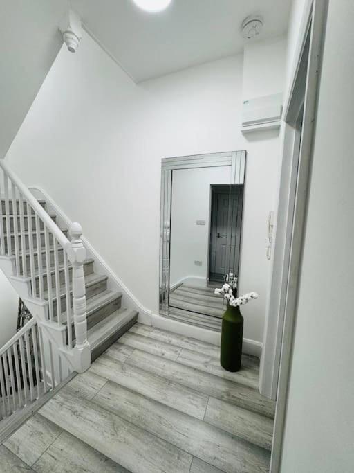 Stylish Two-Story London Retreat Apartment Ngoại thất bức ảnh