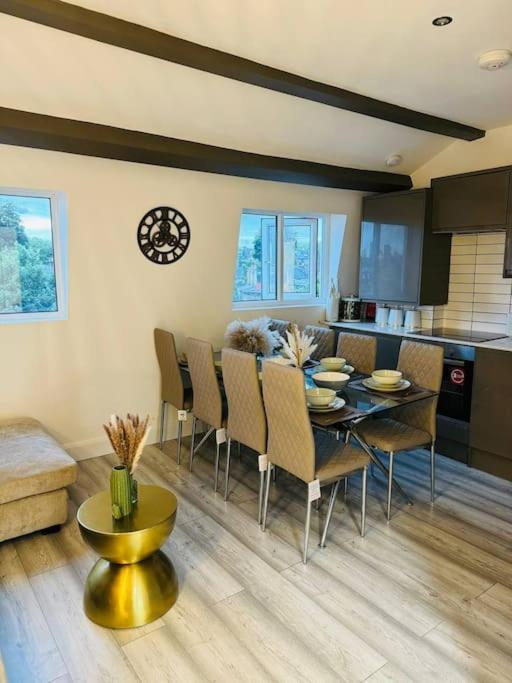 Stylish Two-Story London Retreat Apartment Ngoại thất bức ảnh
